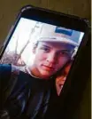  ??  ?? No WSJ, Victor Melo, 16, que, ‘acusado falsamente de furtar um celular, morreu nas mãos de uma turba’