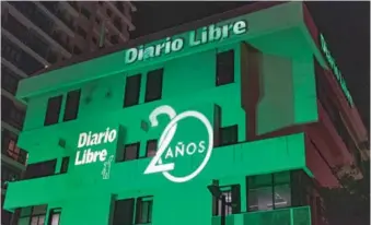  ?? FELIX LEÓN ?? El edificio de Diario Libre fue iluminado por el 20 aniversari­o.