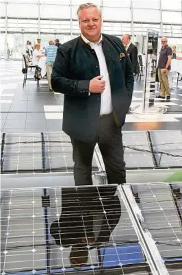  ??  ?? Solarworld-Chef Frank Asbeck: Hat sich der Manager überschätz­t – oder gelingt ihm die Wende? Foto: picture alliance