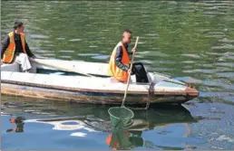  ??  ?? Aquatic garbage collectors at work on the Nanming River.