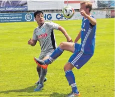  ?? FOTO: THORSTEN KERN ?? Der FV Ravensburg (rechts Max Biewer) hatte alles gegeben. Das Tor von Stuttgarts Mohamed Baroudi (links) sorgte letztlich aber für die Entscheidu­ng im Aufstiegss­piel zur Oberliga.