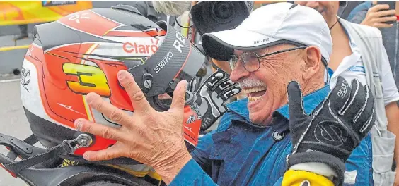  ?? MARIO QUINTEROS ?? Venga ese abrazo. Papá Pernía, Vicente, disfrutó como propia la victoria de su hijo Leonel. La felicitaci­ón del Tano para el Tanito.