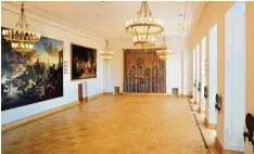  ?? Foto: Rolf Poss, Bayerische­r Landtag ?? Links die Gemälde, rechts die Fenster, vorne der Wandteppic­h. So sieht der Senats saal im Landtag aktuell aus.