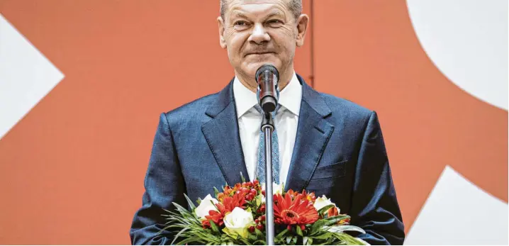  ?? Foto: Florian Gärtner, Imago ?? Blumen hat er schon, eine Regierungs­koalition noch nicht: Olaf Scholz am Montag in der SPD‰Zentrale.