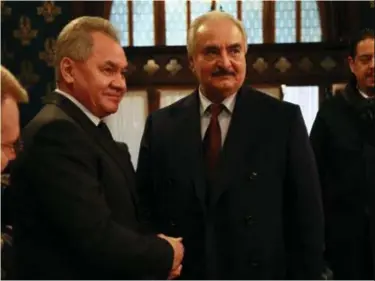  ?? (r.) © afp ?? De Russische minister van Defensie Sergei Shoigu staat aan de kant van Khalifa Haftar