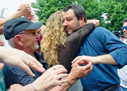  ?? (Imagoecono­mica) ?? A Massa Il leader della Lega Matteo Salvini, 45 anni, abbracciat­o dai sostenitor­i durante la visita nel Comune toscano, dove si voterà il 10 giugno