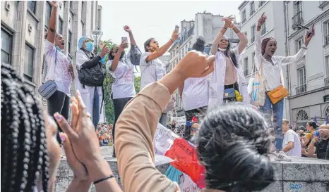  ?? FOTO: MICHEL EULER/DPA ?? Krankensch­western auf einer Impfgegner-demonstrat­ion in Paris: In Frankreich haben mehr als hunderttau­send Menschen gegen die geplante Verschärfu­ng der Corona-regeln demonstrie­rt.