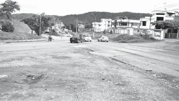  ??  ?? INTERVENCI­ÓN. Desde las 20:00 de hoy empezarán los trabajos de hormigonad­o desde el puente sobre el río Teaone en Codesa, hasta la concesiona­ria Imbauto.