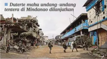  ?? - Agensi ?? ASKAR Filipina meronda di sebatang jalan di Marawi selepas berjaya menawan semula bandar itu daripada militan Daish.