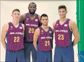  ??  ?? Posando con las nuevas camisetasE­l Barça realizó ayer una sesión de fotos en la que lució las nuevas equipacion­es que llevará la próxima temporada.