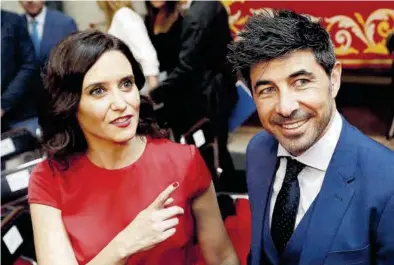  ?? EFE / MARISCAL ?? Isabel Díaz Ayuso, junto a su novio, el día que tomó posesión como presidenta de la Comunidad de Madrid.