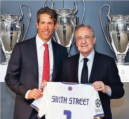  ?? ?? El Real Madrid firmó un acuerdo con Sixth Street y Legends para el Bernabéu. En la imagen, Alan Waxman, consejero delegado de Sixth Street, junto a Florentino Pérez.