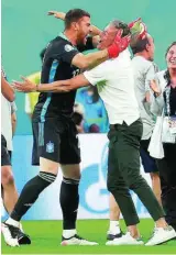  ?? EFE ?? Unai Simón y Luis Enrique se abrazan tras la victoria ante Suiza