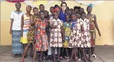  ??  ?? « Maman Caroline, bienvenue chez vous » : l’accueil convivial des jeunes filles du centre VTA avec lesquelles la princesse de Hanovre explique avoir tissé une « relation étroite et suivie ».