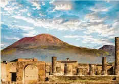  ?? Foto: Darryl Brooks, Adobe Stock ?? Die Stadt Neapel lebt mit dem Vesuv. Die berühmten Ruinen von Herculaneu­m liegen zu Füßen des Vulkans.
