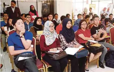  ?? [FOTO MOHD YUSNI ARIFFIN/BH] ?? Orang ramai yang mendengar forum Menyewa Untuk Memiliki Rumah Impian Anda Secara Digital pada pameran Hartanah Myrumah NSTP.