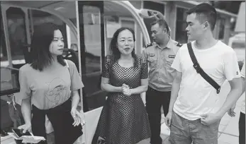  ?? PROVIDED TO CHINA DAILY ?? Kong Xia (center) volunteers as a tour guide in Red tourism sites around Zunyi, Guizhou province, to help visitors understand more about the sites.