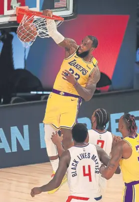  ?? FOTO: AP ?? Lebron James, de los Lakers, machacando en el primer partido de la reanudació­n