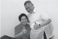  ?? JR., ABS-CBN NEWS
FERNANDO SEPE, ?? Senator Miriam Defensor Santiago and husband Jun Santiago show a thumb-up sign before the last presidenti­al debate in Pangasinan last April 24, 2016.
