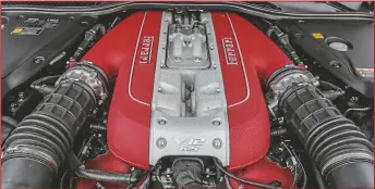  ??  ?? Een grotere cilinder inhoud, een hogere inspuitdru­k: de V12 van de Superfast is in topvorm.