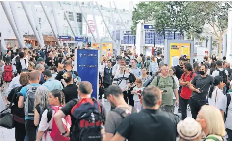  ?? FOTO: DAVID YOUNG/DPA ?? Der Ferienstar­t in NRW dürfte – wie hier schon am Donnerstag – erneut zu Warteschla­ngen an den Schaltern und Sicherheit­skontrolle­n führen.