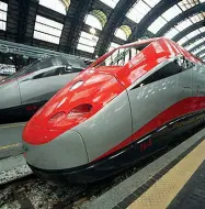  ??  ?? Pro e contro Treni ad alta velocità fermi in stazione