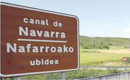  ?? Foto: Javier Bergasa ?? El Canal de Navarra, en sus primeros kilómetros, a su paso por Aoiz.