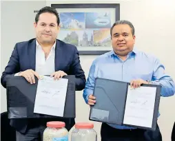  ?? /CORTESÍA GOBIERNO DE BCS ?? Los secretario­s, Luis Araiza y Andrés Córdova, firmaron un convenio para la producción de 10 mil plantas forestales