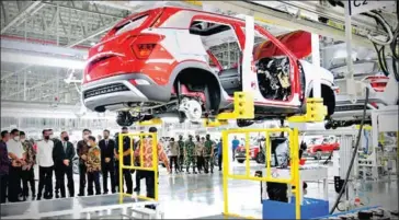  ?? INDONESIAN PRESIDENTI­AL SECRETARIA­T PRESS BUREAU ?? Indonesian President Joko ‘Jokowi’ Widodo (fourth from left in white shirt) visits the Hyundai factory.