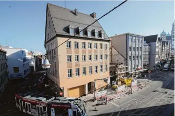  ?? Foto: Michael Hochgemuth ?? So sieht der Gebäudekom­plex an Karolinens­traße und Schmiedber­g derzeit aus. Die Häuser sind herunterge­kommen und unge nutzt. Das soll sich nun ändern.