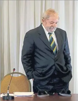  ?? PAULO WHITAKER / REUTERS / ARXIU ?? Lula arribant a una roda de premsa amb mitjans estrangers al març