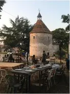  ??  ?? Ci-dessus : repas partagés à la Maison forte, dans le Lot. Ci-dessous : ateliers dans ce fief de la consommati­on responsabl­e.