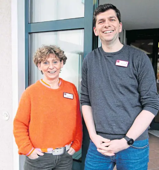  ?? Foto: Björn Kenter ?? Tim Hainke hat Anfang Februar die Leitung des Stephanus-Zentrums in Hiddenhaus­en von Manuela Schock übernommen. Stephanie Wolff (l.) ist Leiterin der Integriert­en Tagespfleg­e.