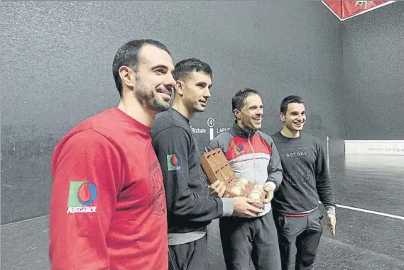  ?? FOTO: BORJA AGUDO ?? No hubo demasiados reparos al material Los cuatro contendien­tes del partido de mañana en Bilbao posan satisfecho­s tras la elección de las pelotas