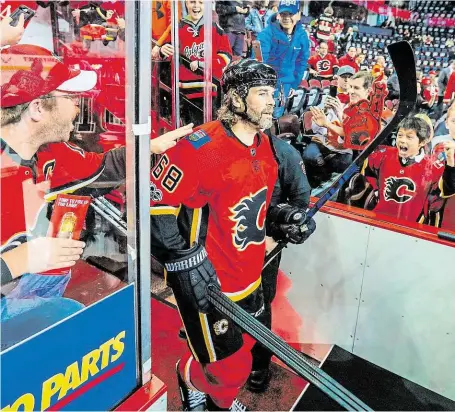  ?? Jaromír Jágr k zápasu v dresu Calgary na Silvestra. Jeho tým sice vyhrál nad Chicagem 4:3, sám český útočník ale nezářil. FOTO PROFIMEDIA ?? Naposledy nastoupil