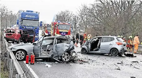  ?? FOTO: S. BROST ?? Der Mercedes von Bilal A. (links vorn): Bei dem Unfall am 9. März 2023 auf der B87 sterben vier Menschen.
