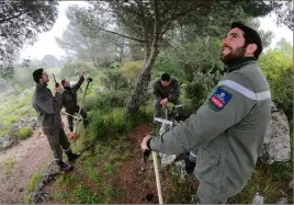  ??  ?? Des forestiers-sapeurs de Force  en démonstrat­ion au parc départemen­tal de la Grande corniche, à Èze, lors des « journées nature » organisées fin mai.