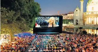  ??  ?? Vom 29. Juni bis zum 21. Juli kann man heuer neben der Karlskirch­e auf dem Karlsplatz unter freiem Himmel Filme sehen. Rund 12.000 Menschen haben von dem kostenlose­n Angebot in dieser Saison Gebrauch gemacht.
