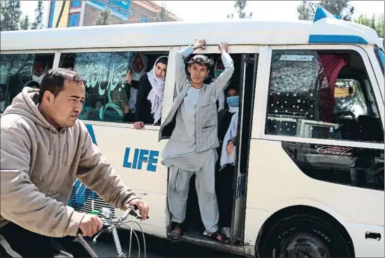  ?? ZAKERIA HASHIMI / AFP ?? Un grupo de estudiante­s afganas en un autobús escolar, ayer en una calle de Kabul