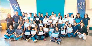  ?? ?? Beneficiad­os. Jóvenes comparten con personal de Tigo El Salvador y Glasswing Internatio­nal que forman parte del programa "Mentores Con Tigo".
