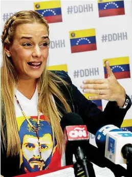  ??  ?? DENUNCIA. Lilian Tintori denunció que su esposo, el líder opositor Leopoldo López, no puede dar declaracio­nes como parte de su prisión domiciliar­ia.