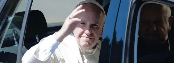  ?? Foto: Andrzej Grygiel, dpa ?? Papst Franziskus verzichtet wie in Rom und auf anderen Reisen auf eine gepanzerte Limousine, wenn er in das von islamistis­chem Terror erschütter­te Ägypten reist.