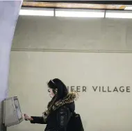  ?? CHRISTOPHE­R KATSAROV / THE CANADIAN PRESS ?? Subway rider Layla Pabericio tries to use an interactiv­e art installati­on at the new Toronto station.