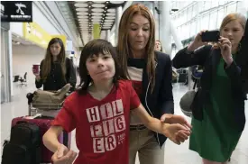  ?? FOTO: TT/AP/STEFAN ROUSSEAU ?? Charlotte Caldwell och hennes tolvårige son Billy på Heathrow flygplats efter att den cannabisol­ja de köpt i Kanada konfiskera­ts av brittiska tullen. Billy Caldwell har svår epilepsi som behandlas med cannabisol­ja.