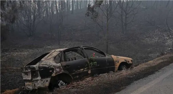  ?? FOTO: NTB SCANPIX ?? Kvinnen i denne bilen omkom da hun forlot kjøretøyet sitt i et forsøk på å unnslipp flammene.