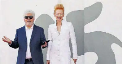  ?? ETTORE FERRARI / EFE ?? Pedro Almodóvar y Tilda Swinton en las Mostra de Venecia.