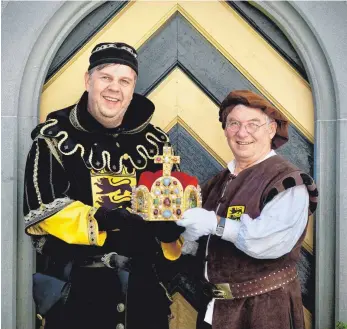  ?? FOTO: SCHLOSS WALDBURG ?? Max Haller und Roland Ohneseit (rechts) mit der Replik der Reichskron­e, die jetzt wieder auf der Waldburg gezeigt wird.