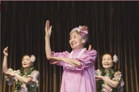  ??  ?? 日本長者即使上了年紀，表演起歌舞依然十分賣­力，活力完全不輸年輕人。