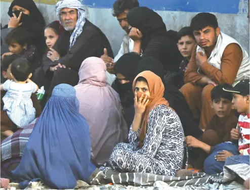  ?? THE ASSOCIATED PRESS ?? Hundreds of people gather near an evacuation control checkpoint outside the Hamid Karzai Internatio­nal Airport
in Kabul on Wednesday. It is unclear how many Canadians and Canadian allies are attempting to flee.