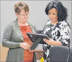  ?? TINA COMEAU ?? Acadia First Nation Chief Deborah Robinson presented Janice Francis with a certificat­e of appreciati­on at the final Tri-County Regional School Board meeting on March 6. Francis has been a board member for 20 years and was the province’s first Mi’kmaq...